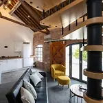 Marina Bliss: Stylish Mezzanine