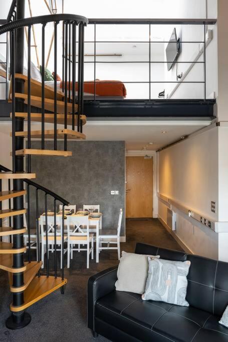 Marina Bliss: Stylish Mezzanine Apartment *