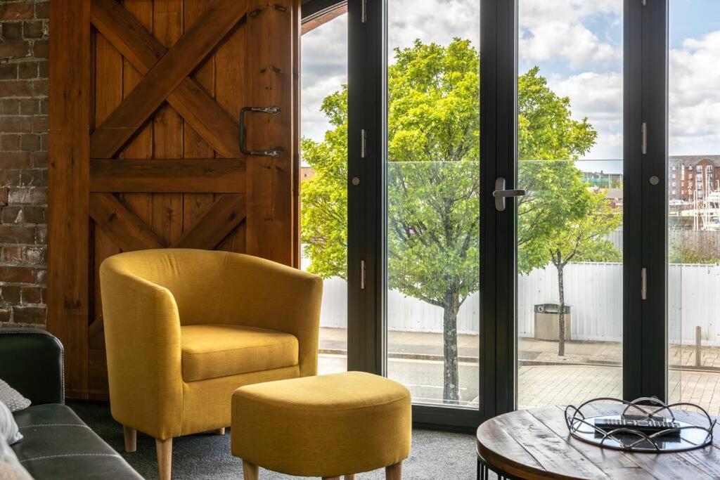 Marina Bliss: Stylish Mezzanine *